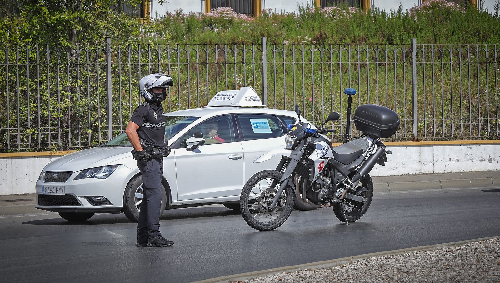 Imágenes de la caravana de protesta de las autoescuelas  por la falta de examinadores