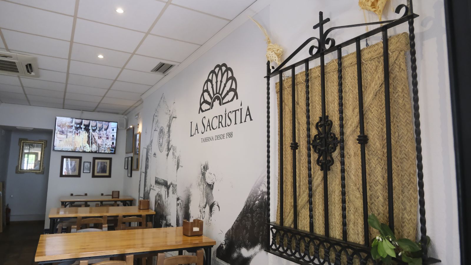 Taberna La Sacristía reabría recientemente con nuevos dueños y carta en el barrio de Santa Marina