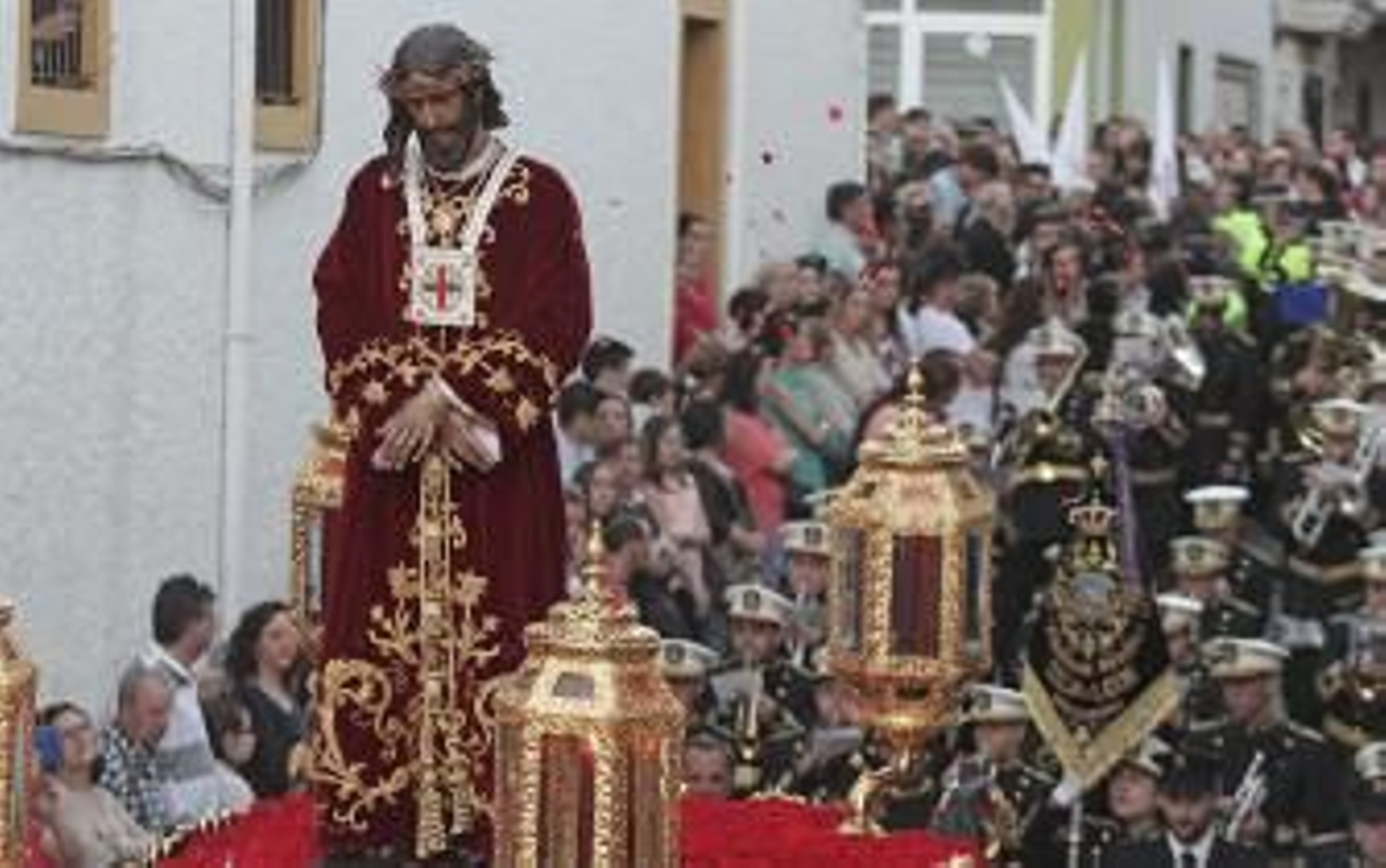 El Señor de Algeciras moviliza a una legión de devotos a su paso