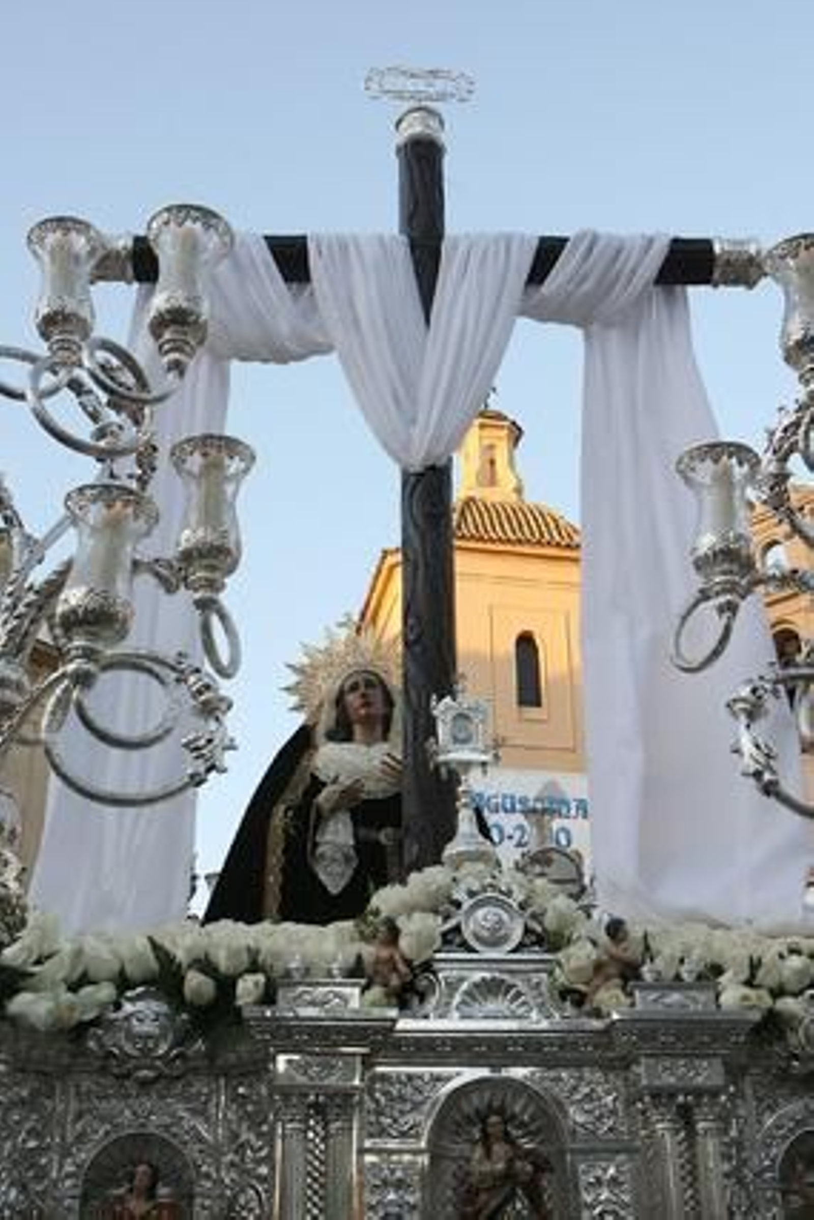 La ciudad se echó a la calle para acompañar a los pasos. Fotos: Espínola / Begoña Mora