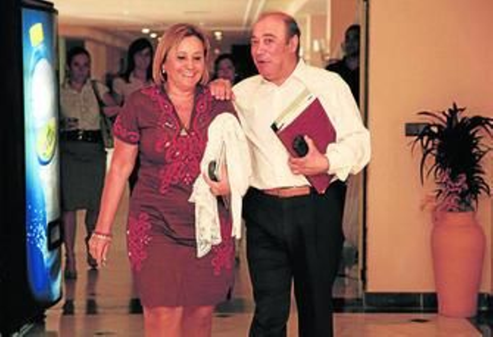 María Luisa Faneca y Francisco Zamudio, tras sellar su acuerdo de gobierno en Isla Cristina.