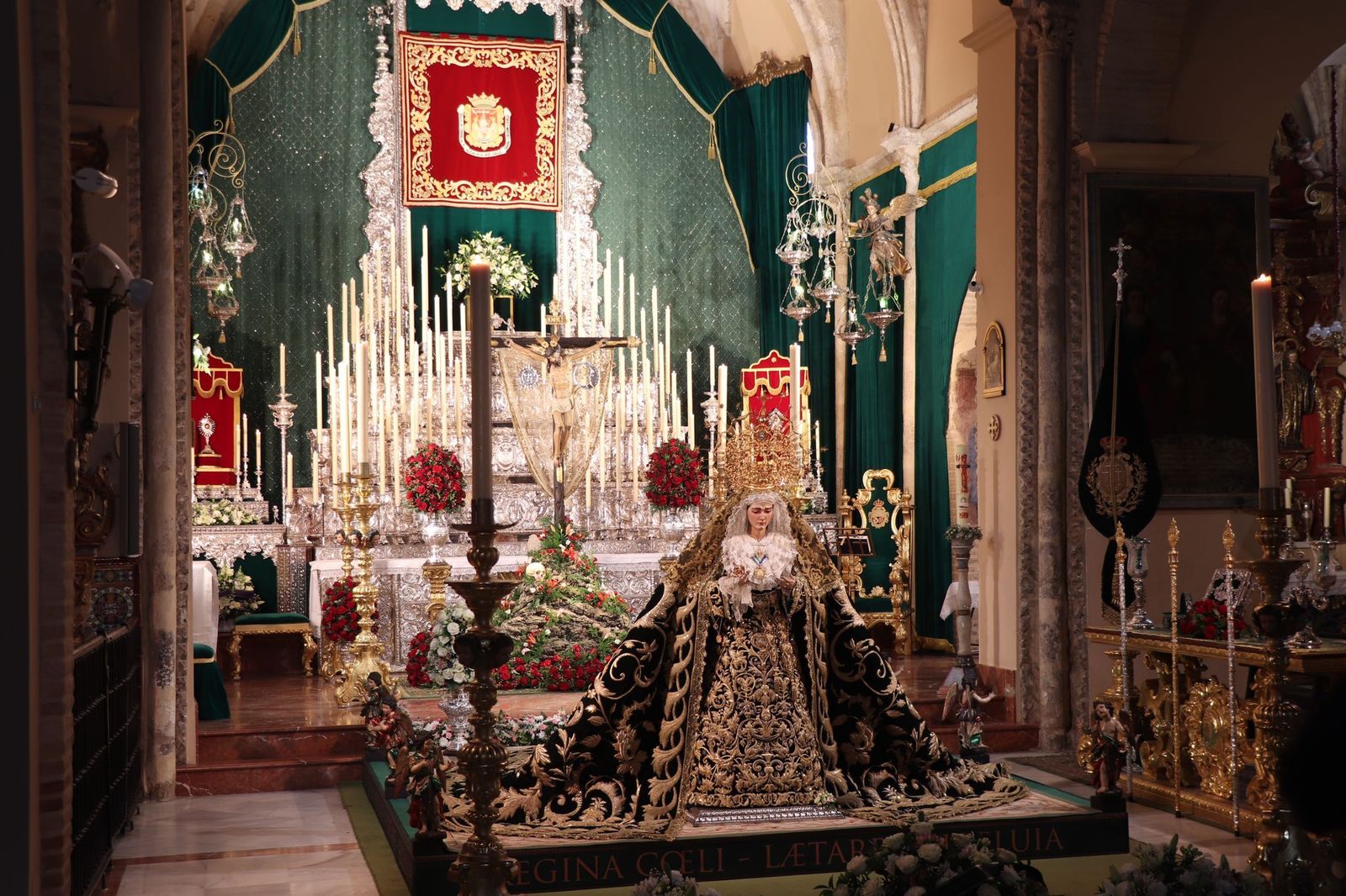Altar de veneración al Cristo de la Vera-Cruz y la Virgen de las Angustias, de Alcalá del Río.