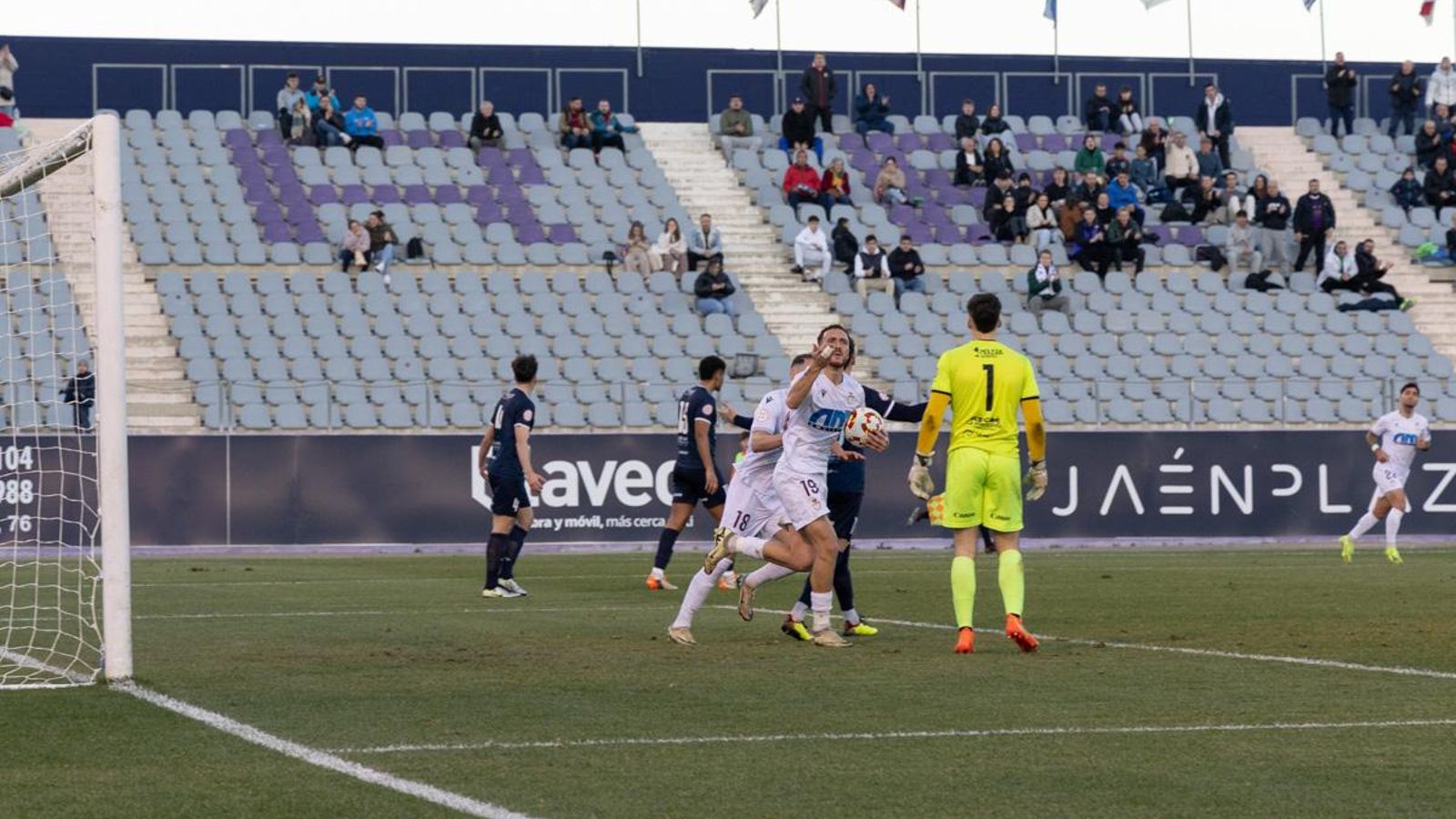 Agus Alonso celebra su primer gol ante el CD Torreperogil.