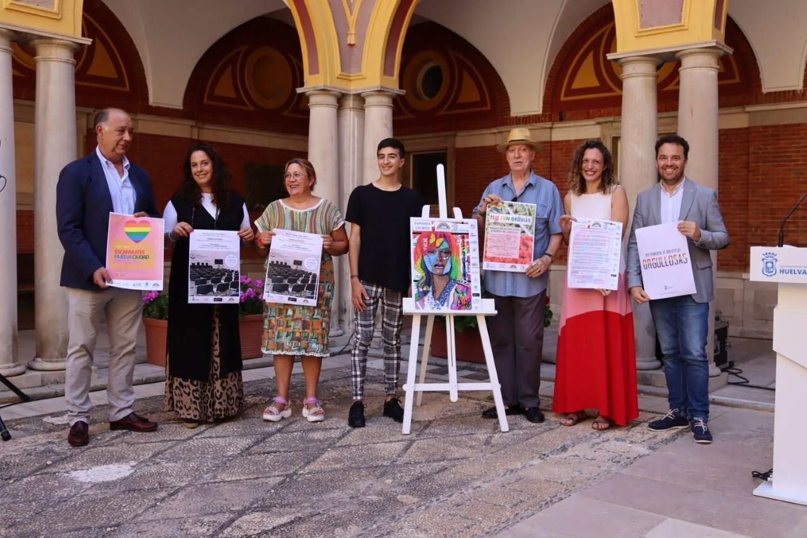 Foto de familia de la presentación de la programación en Huelva en el marco del Día del Orgullo Lgtbiq+.