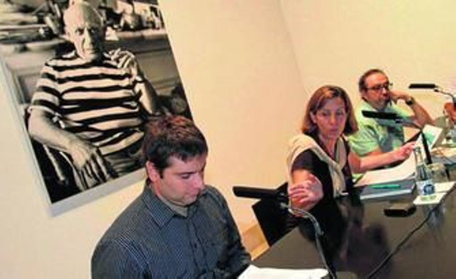 De izquierda a derecha: Andrés J. Reina, Valerie Miles y Gary Shteyngart, en el Museo Picasso.