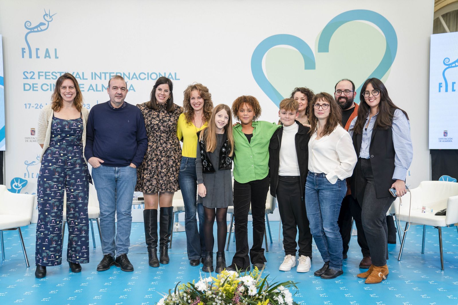 El elenco de la película con Almudena Morales y Enrique Iznaola.