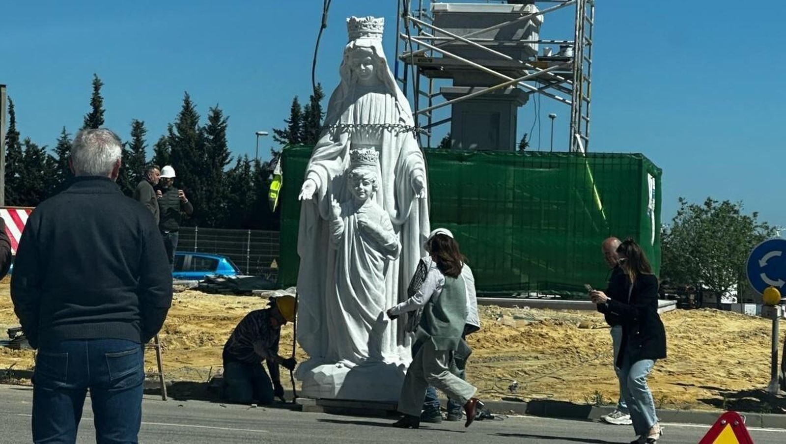 La imagen de Nuestra Señora del Sagrado Corazón, durante los trabajos de instalación en la glorieta del Colegio Montealto.