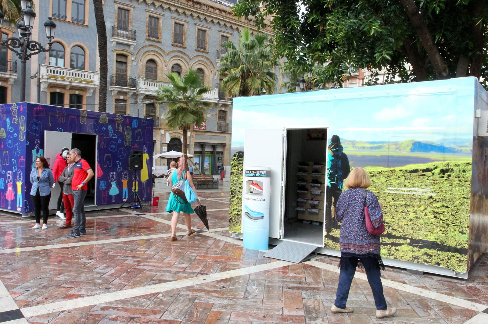 Módulo con forma de gran caja que acoge una librería.