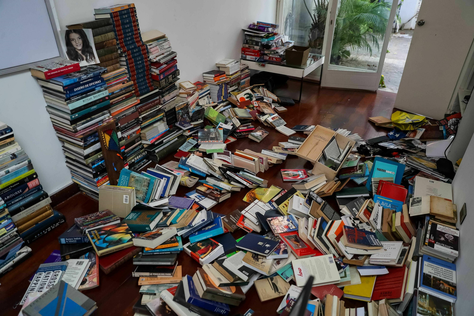 Interior de la casa del opositor Leopoldo López tras ser allanada y robada