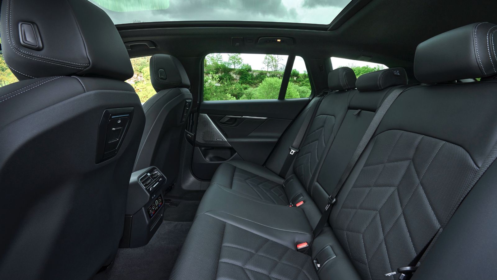 Respecto a la berlina hay una ligera ventaja en los familiares en cuestión de altura trasera útil por la forma que toma el techo.