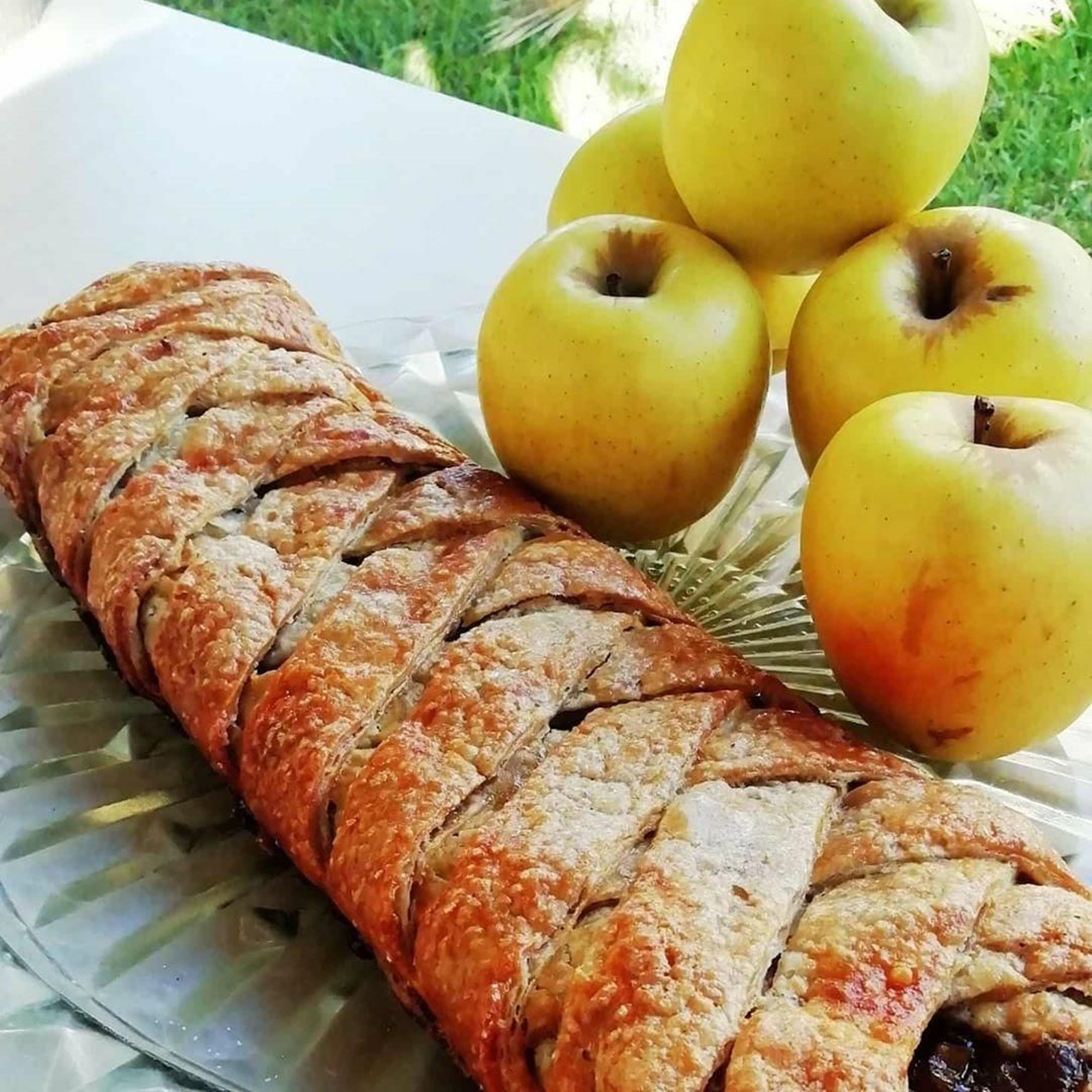 Hojaldre relleno de queso y fresas a la miel