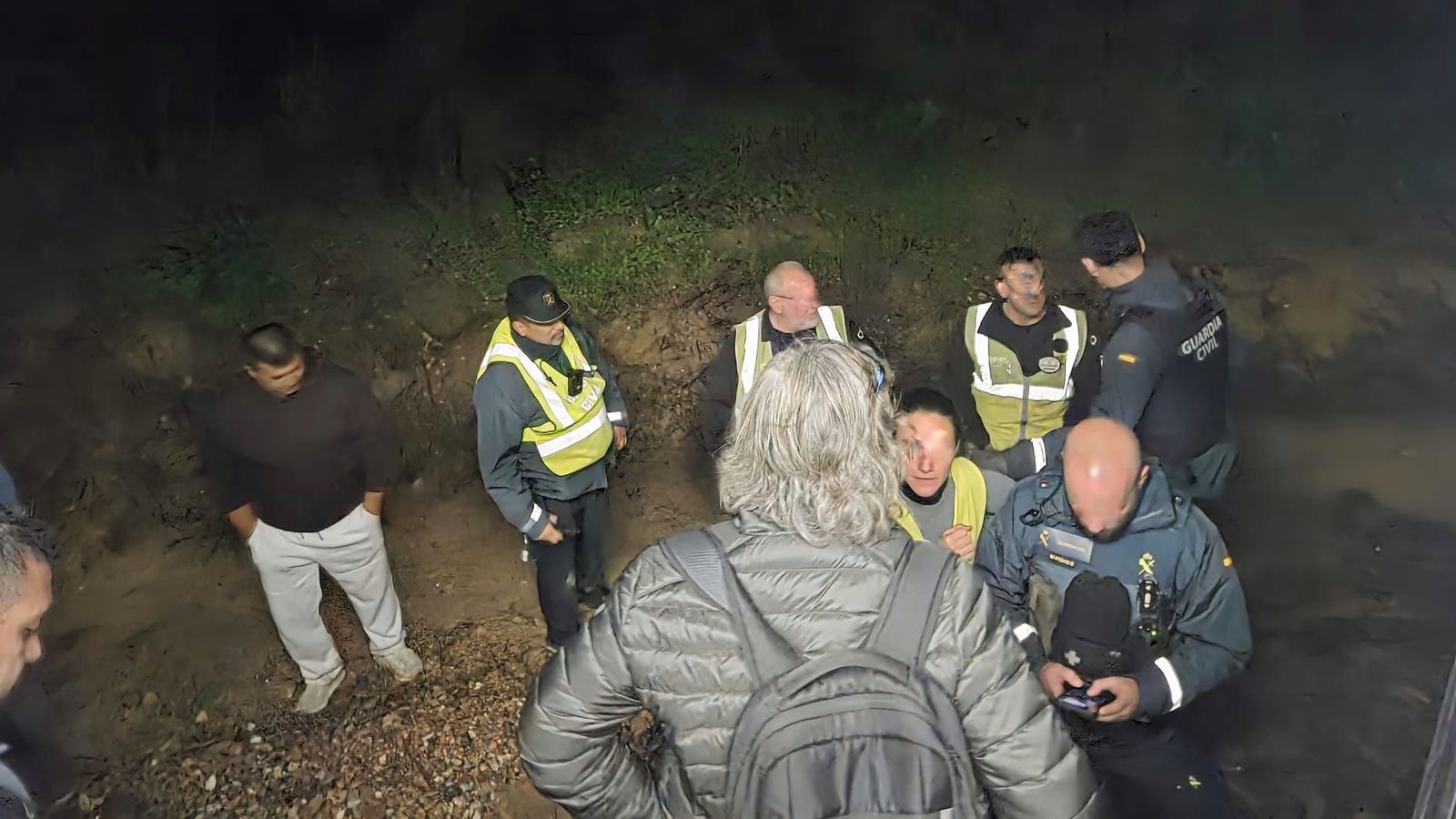 Momento de la evacuación de los pasajeros del tren de Huelva a Sevilla averiado.