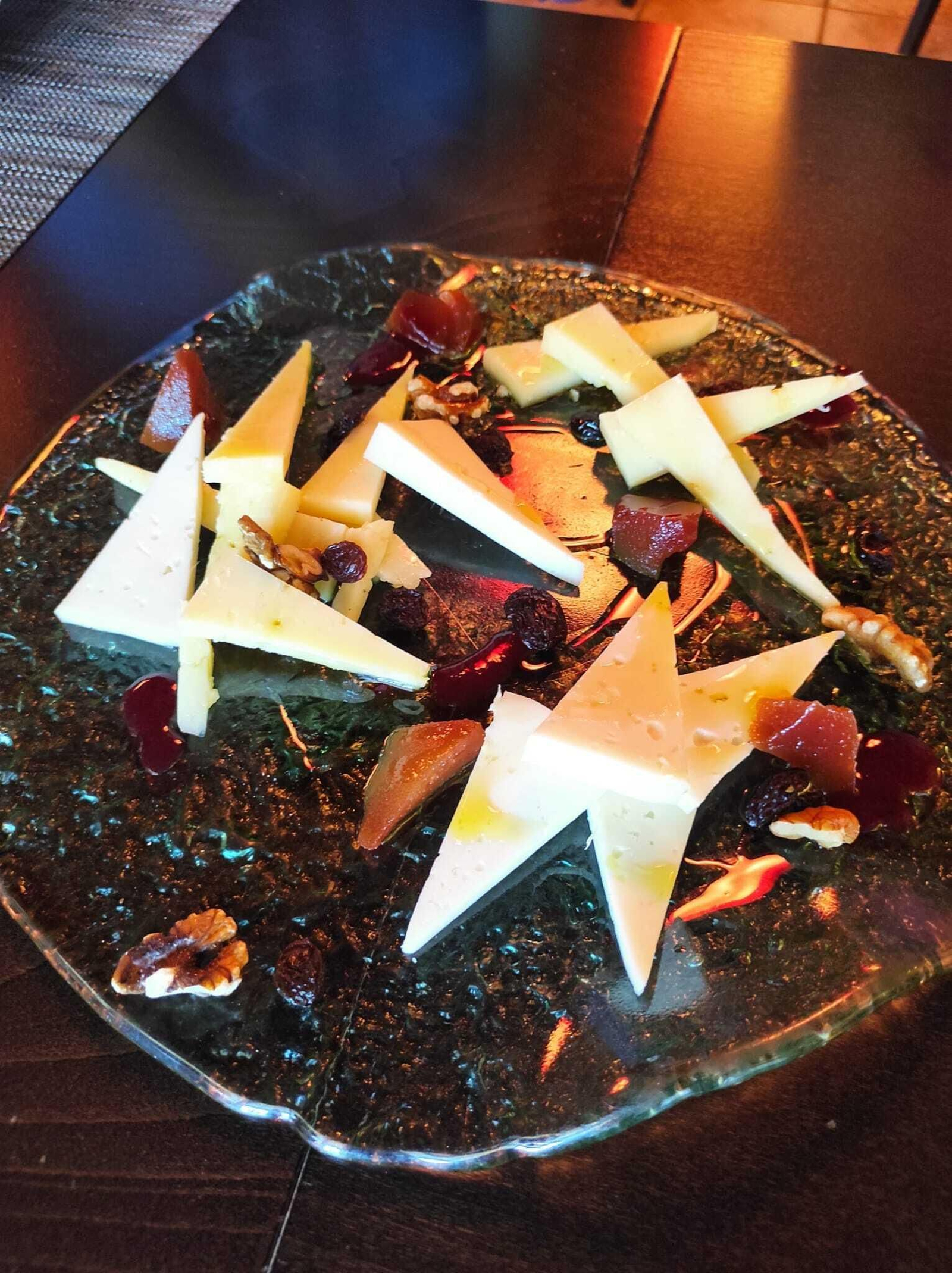 Variedad de quesos con confitura de frutas, pasas y nueces