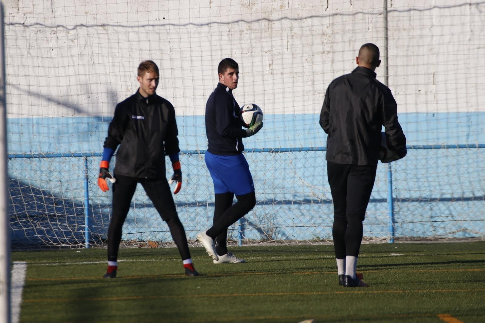 El meta cadete Miguel Ángel Cereceda, entre Javi Montoya y David Robador
