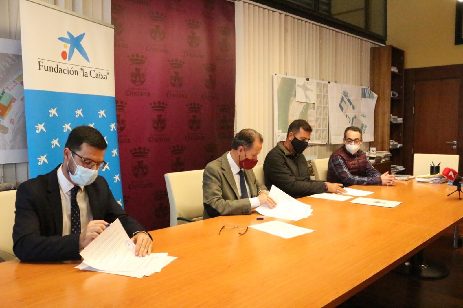 Momento de la firma del acuerdo en el despacho de la Alcaldía.