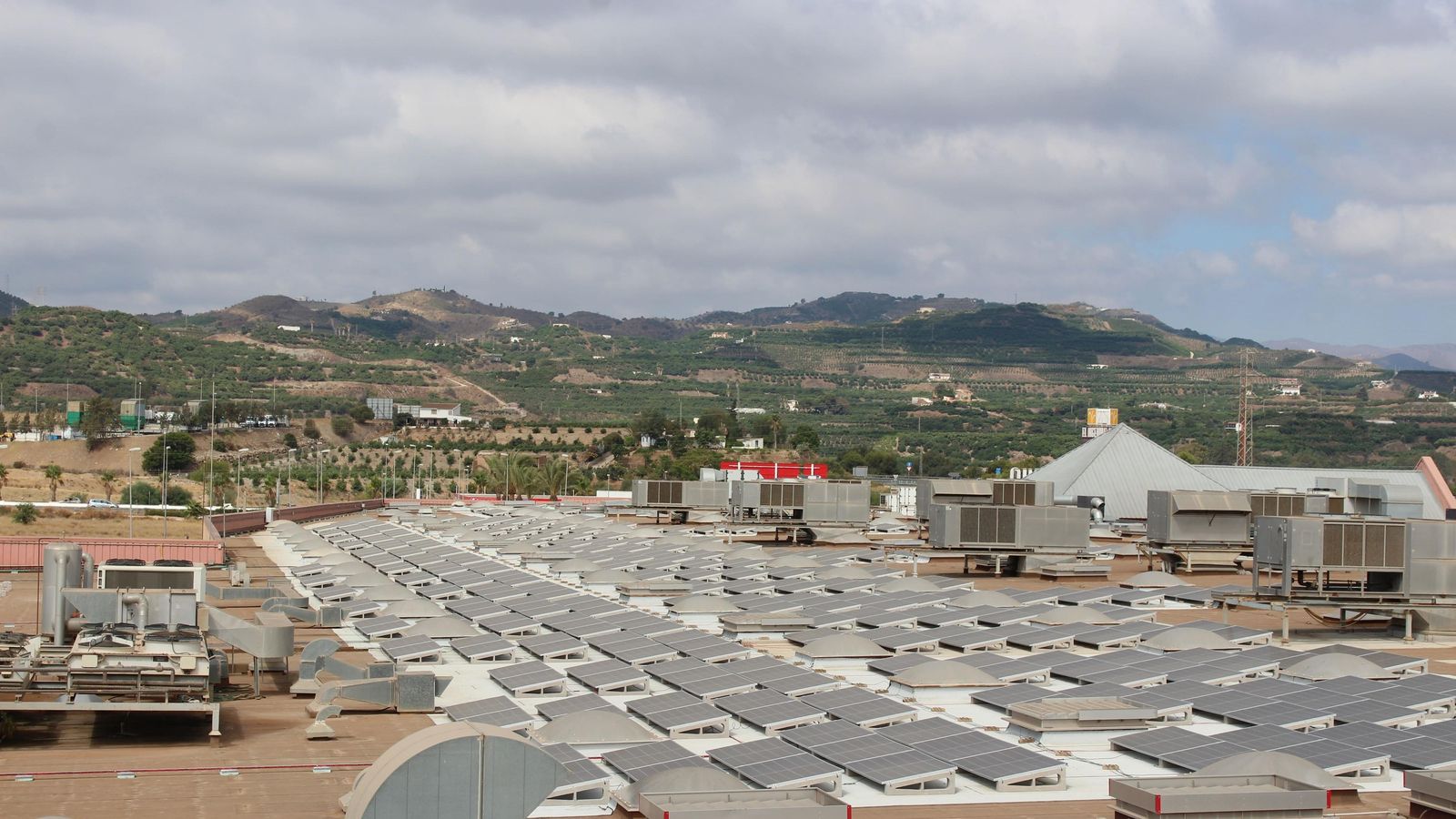 Instalación fotovoltaica en el centro comecial El Ingenio.