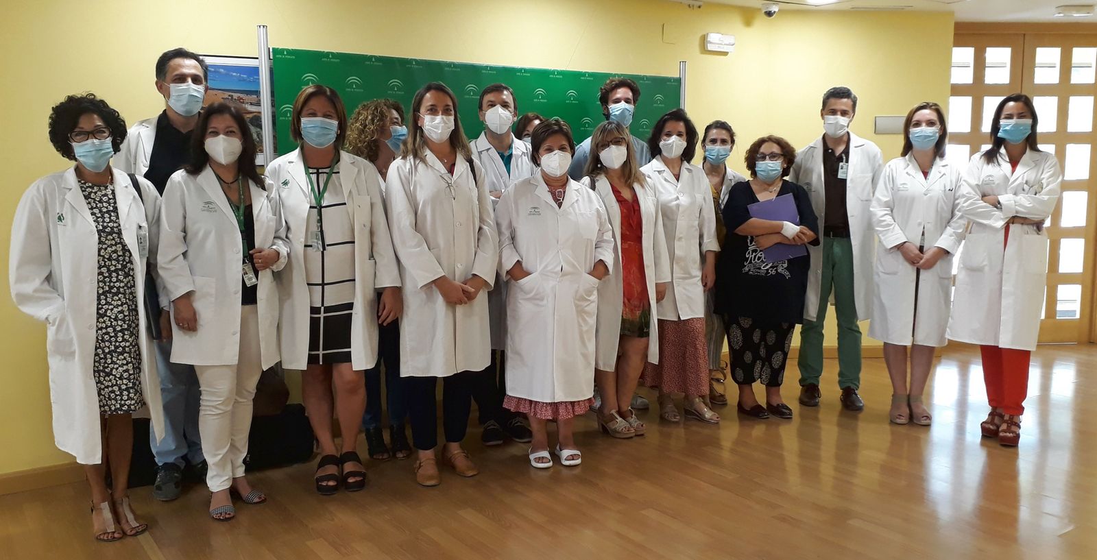 Las enfermeras gestoras de casos junto a dos epidemiólogos en los que se han apoyado y miembros del equipo directivo del AGS Sur de Sevilla.