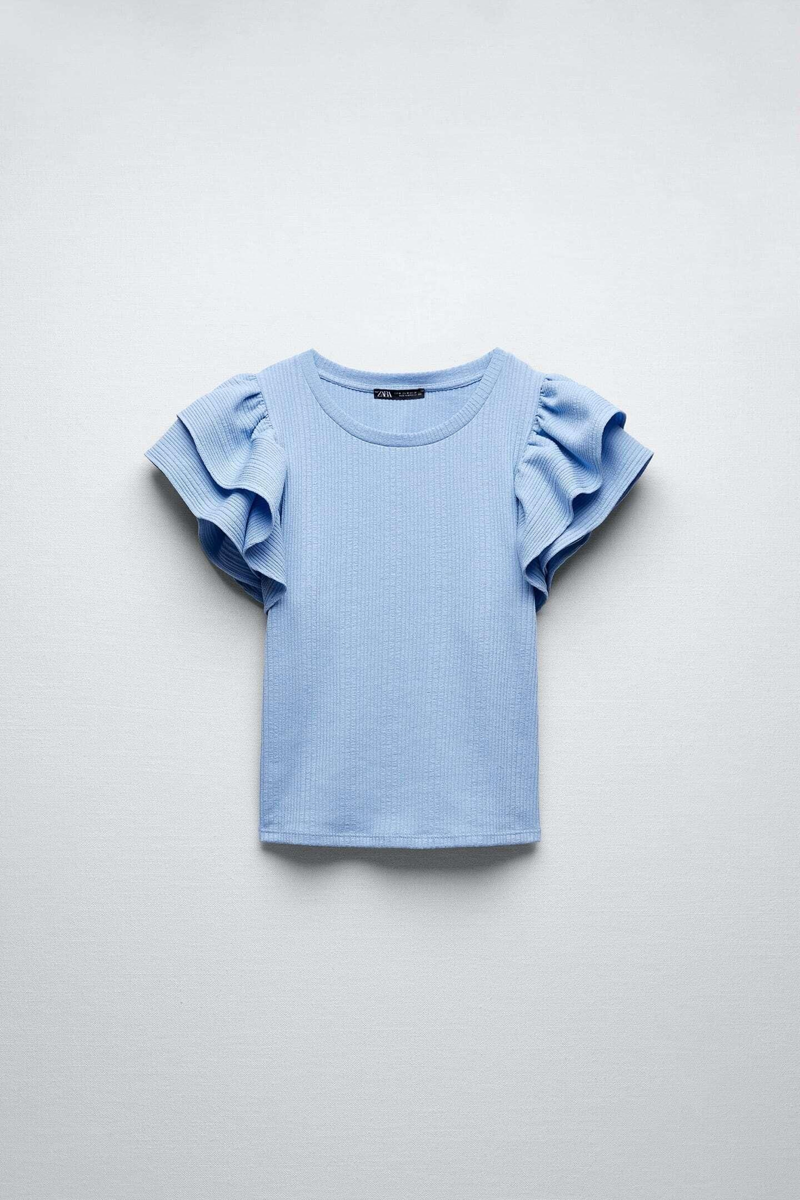 Camiseta con volantes de canalé de Zara.