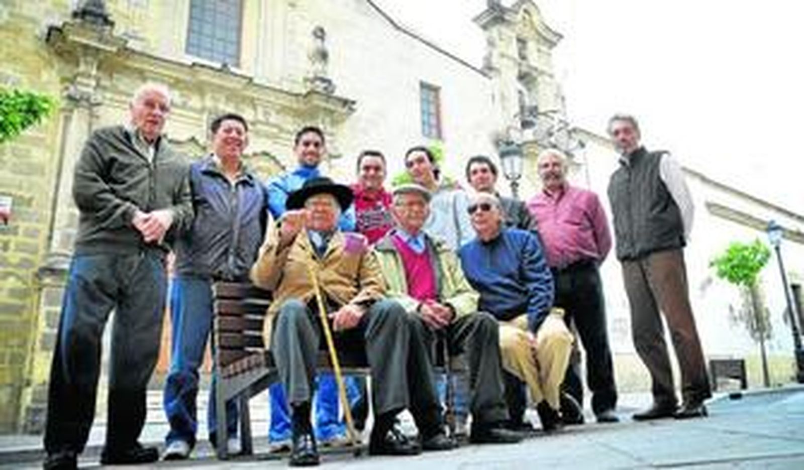 Los cofrades del Prendimiento, delante del Asilo de San José, minutos antes de emprender camino hacia la finca.