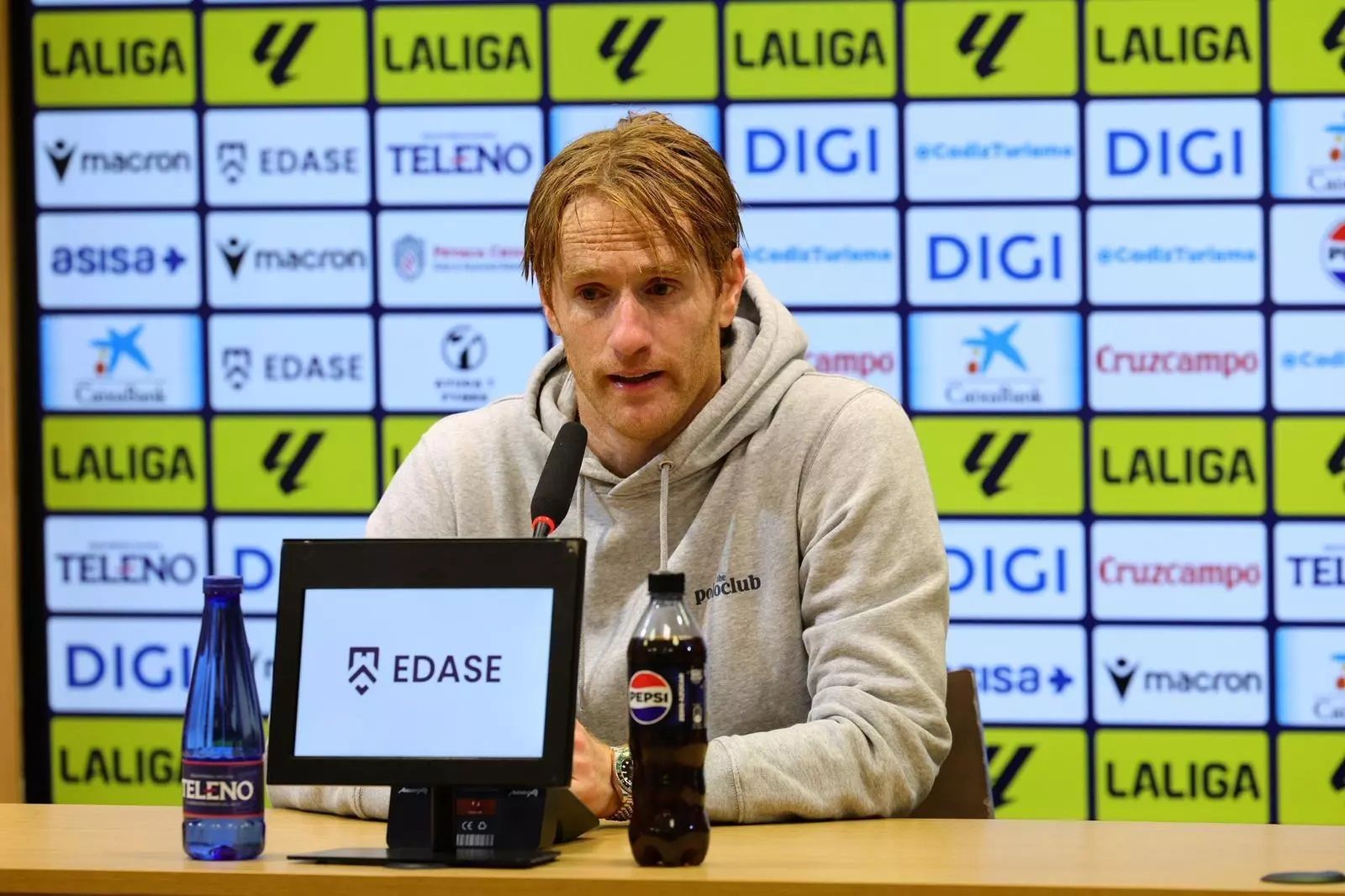 Álex Fernández, en la sala de prensa del Nuevo Mirandilla.