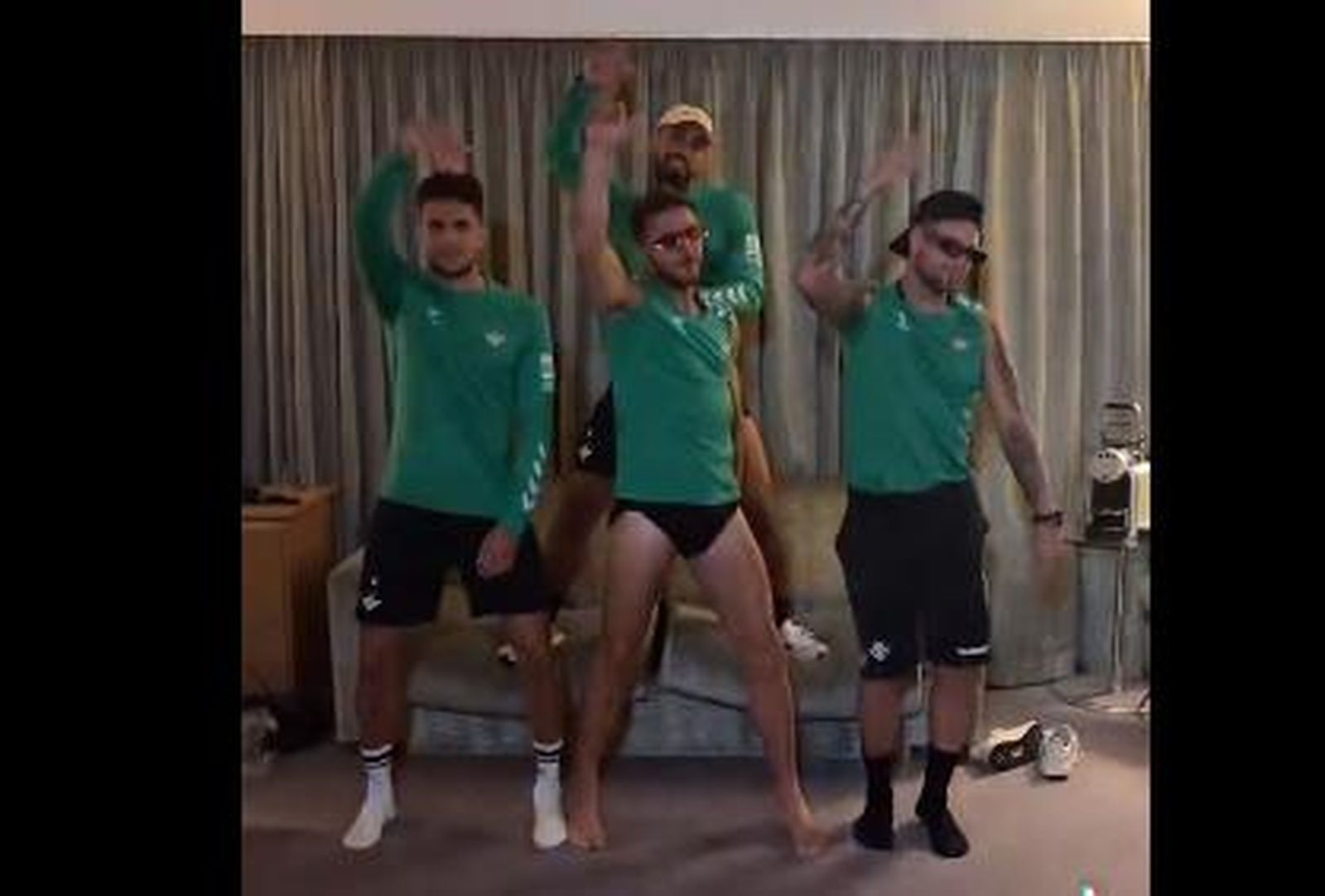 Imagen del vídeo de Joaquín y otros compañeros bailando 'Despechá'.