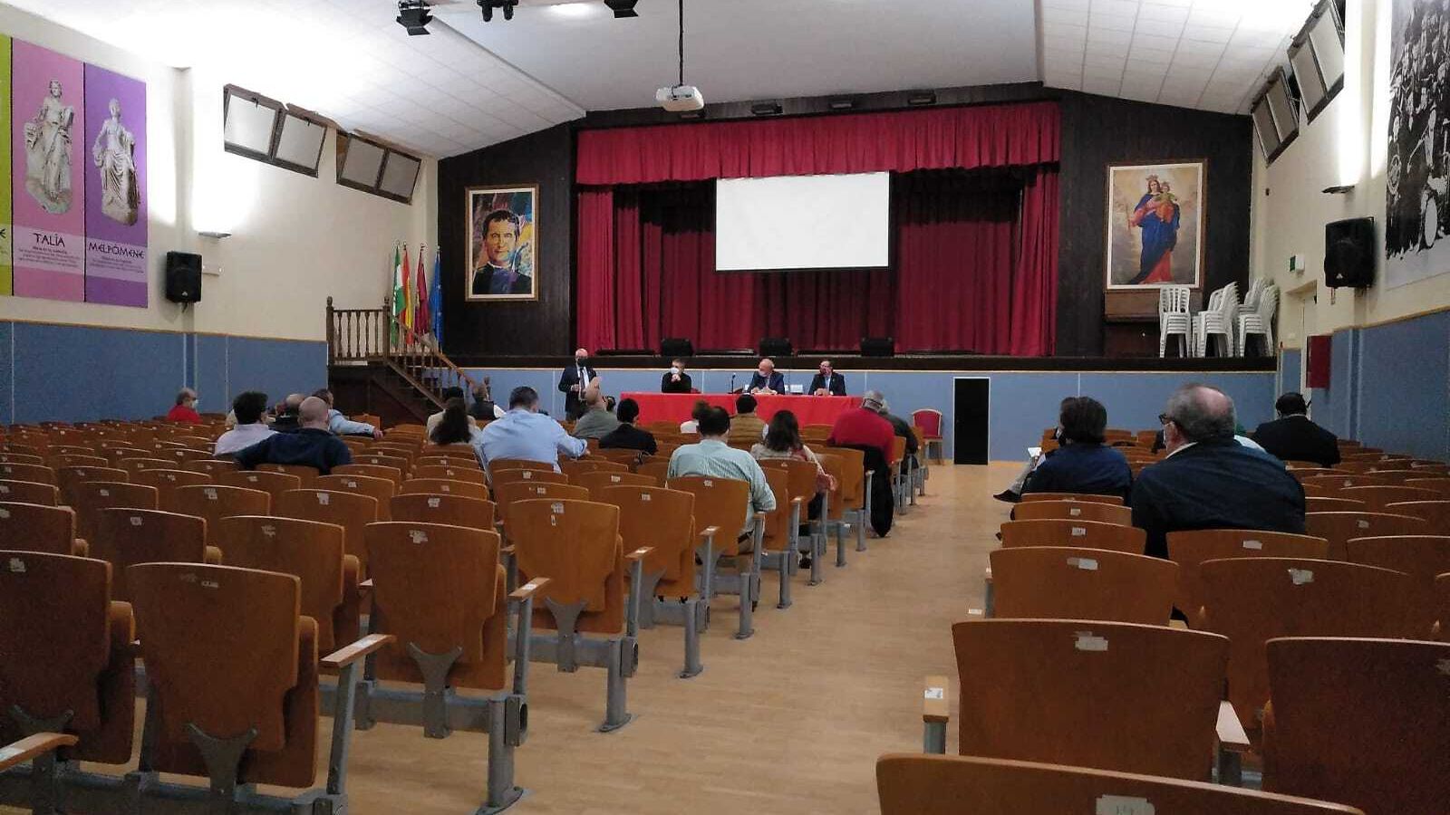 Pleno de hermanos mayores celebrado en el salón de actos del colegio de Salesianos.