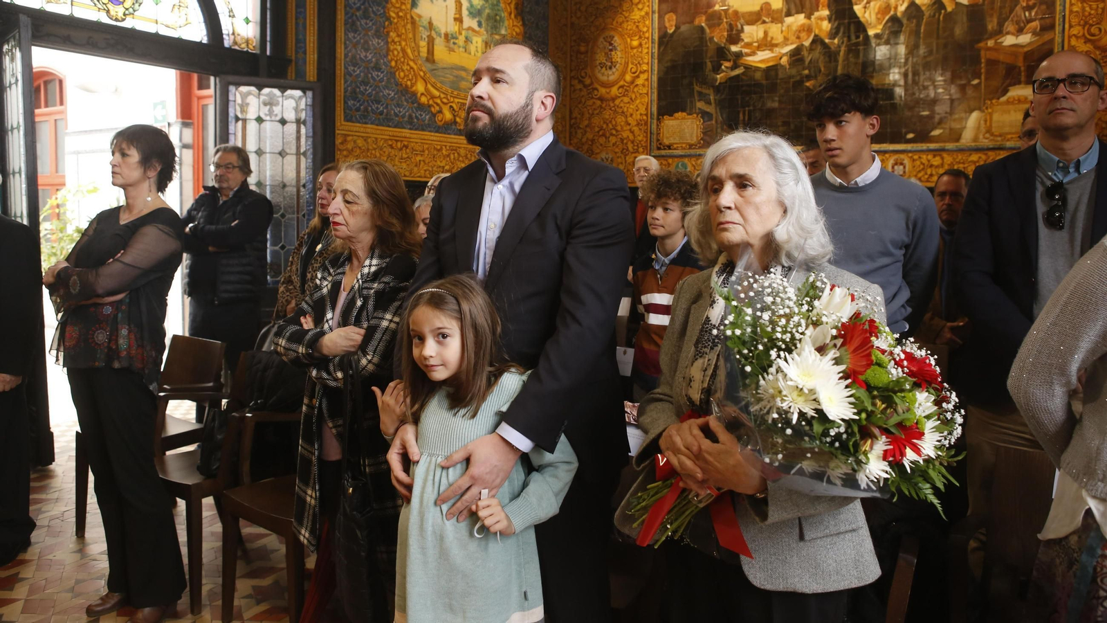 Homenaje póstumo a Alberto Pérez de Vargas con la presencia de su viuda, hijos, nietos y otros familiares, además de amigos y admiradores. Homenaje póstumo a Alberto Pérez de Vargas con la presencia de su viuda, hijos, nietos y otros familiares, además de amigos y admiradores.