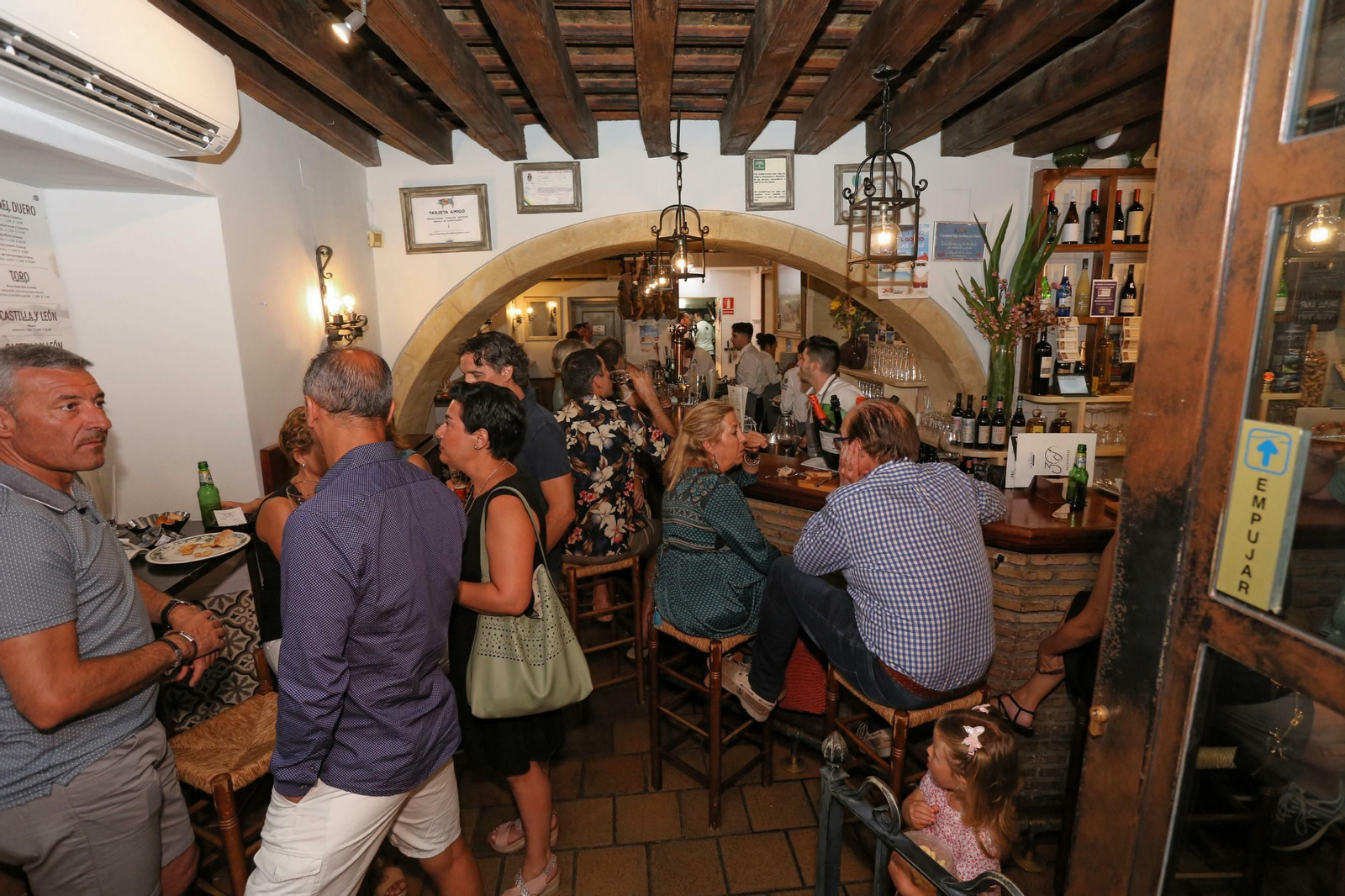 Interior de 'La Bodeguita del Bar Jamón', en la calle Misericordia, uno de los restaurantes más conocidos y concurridos en el verano portuense. Interior de 'La Bodeguita del Bar Jamón', en la calle Misericordia, uno de los restaurantes más conocidos y concurridos en el verano portuense.
