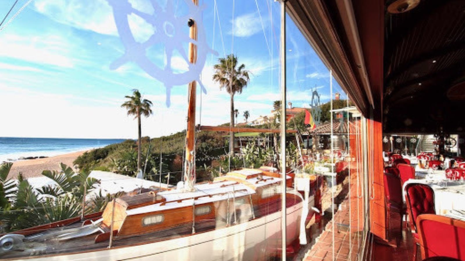 Vista del exterior del restaurante desde uno de sus salones.