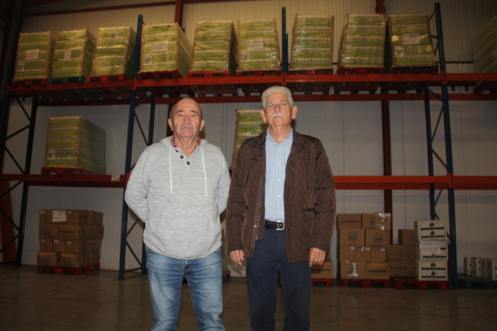 El vicepresidente del Banco de Alimentos, Luis Medina, junto a uno de los voluntarios más activos, Miguel Nieto, en el interior de su sede.
