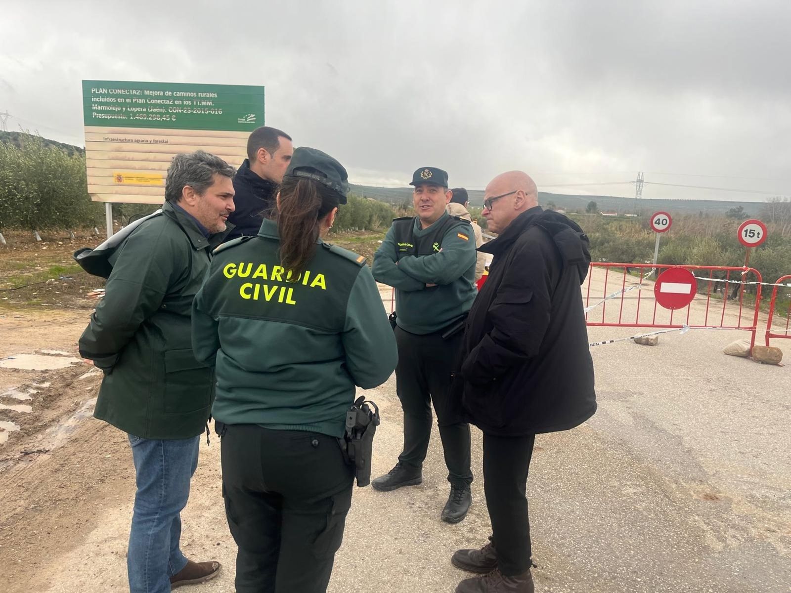 Visita a Marmolejo del subdelegado del Gobierno, Manuel Fernández.