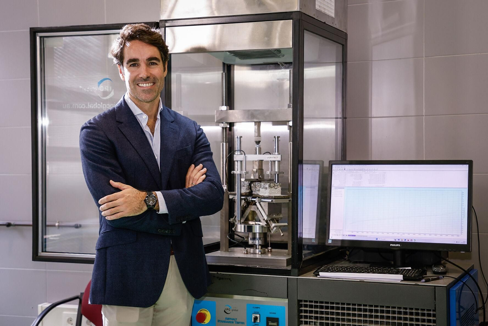 Fernando Moreno, en el LabIC de Caminos, Canales y Puertos de la Universidad de Granada, junto a una de las máquinas que se han desarrollado en el laboratorio.