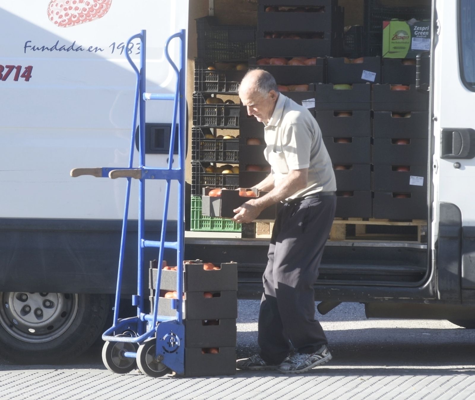 Un trabajador durante el reparto de fruta.