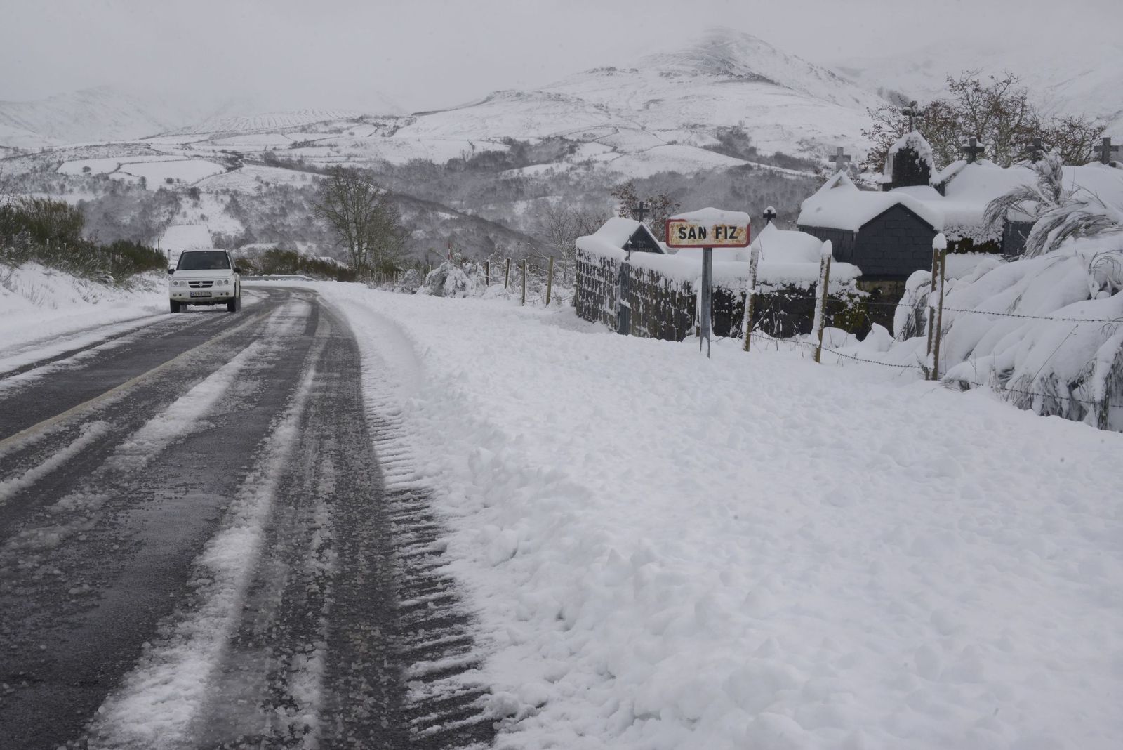 La nieve tiñe de blanco en norte de España