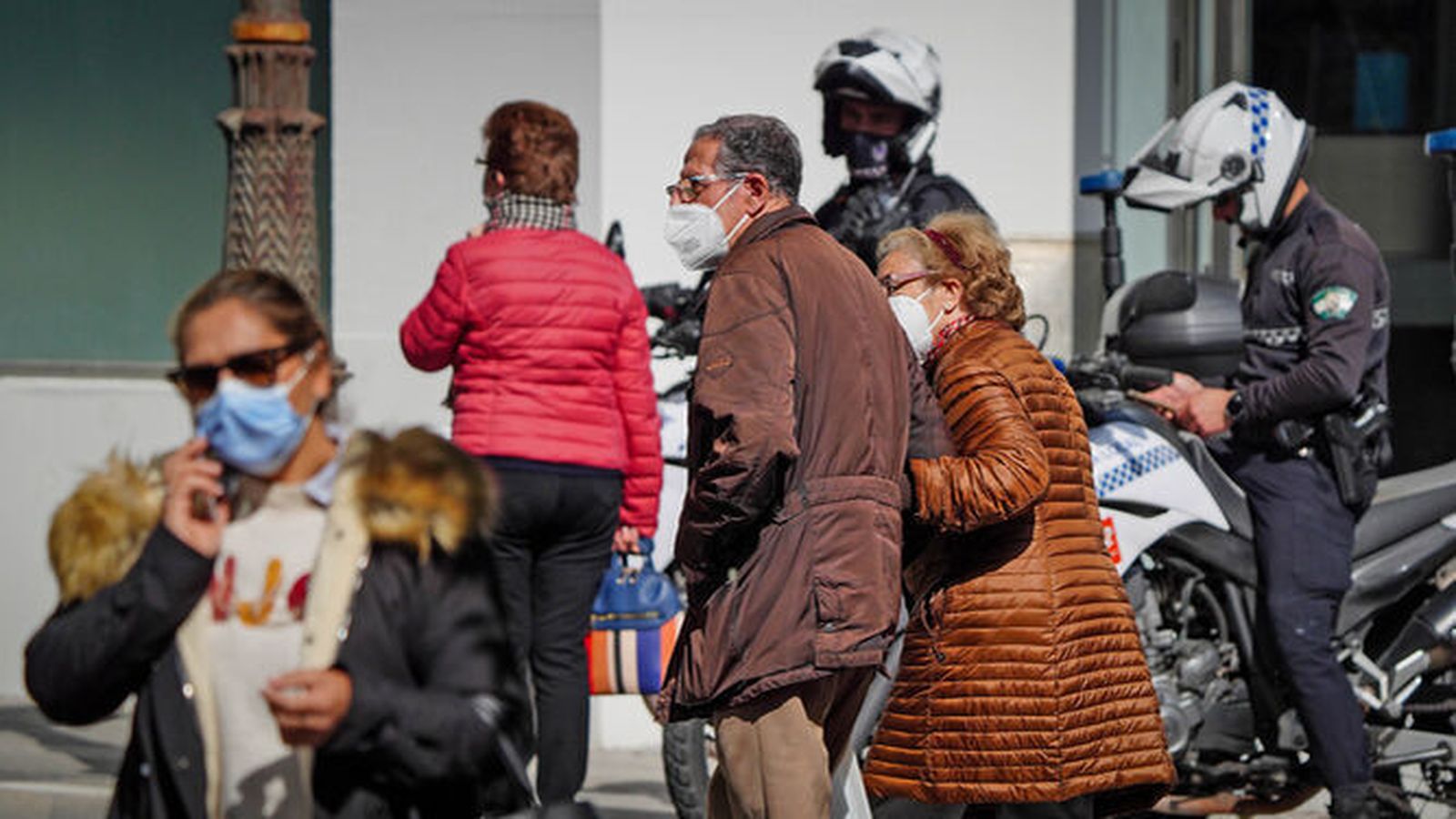 Varias personas con mascarillas, que no serán obligatorias en interiores desde el 20 de abril