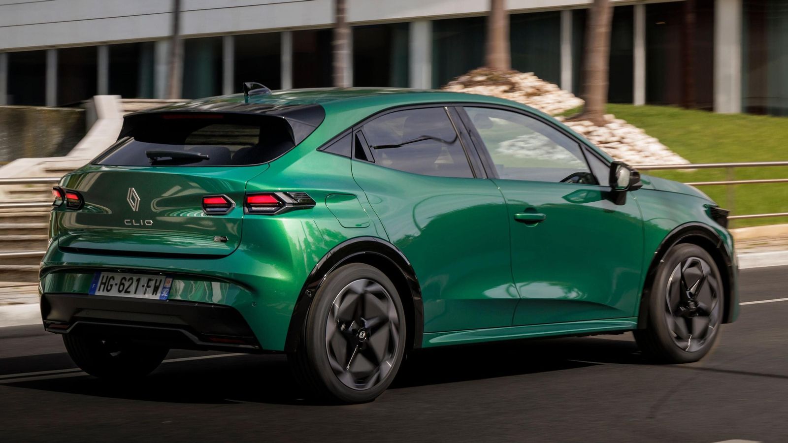 Los primeros pasos comerciales de esta generación se dan con el full hybrid E-Tech, al que seguirá el TCe 115 y, más adelante, el Eco-G de 120 CV.