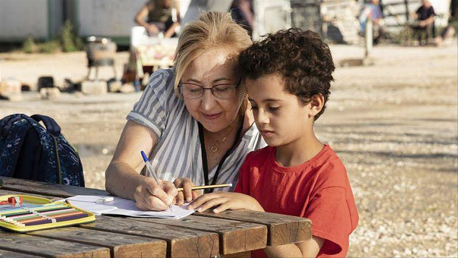 Carmen Machi y el niño  Hamam Aldarweesh-Almanaweren una imagen del filme.