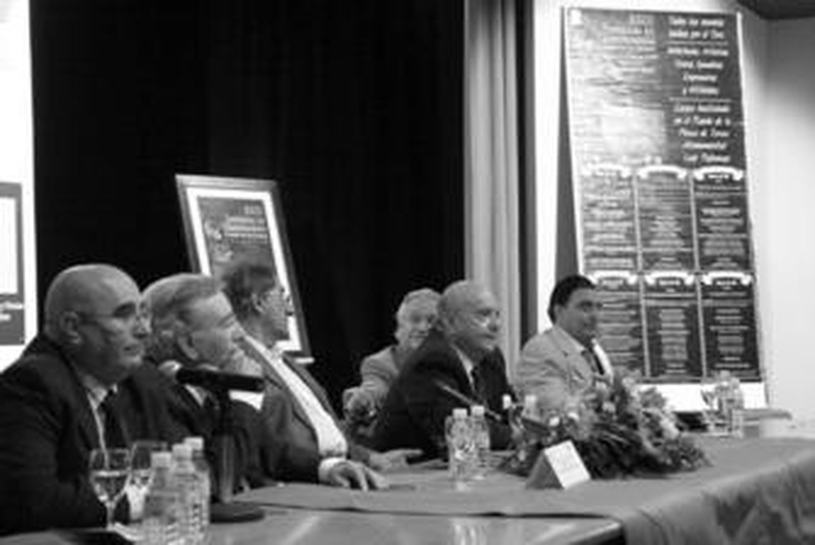 Los participantes de la mesa contaron numerosas anécdotas vividas con el diestro algecireño durante toda su vida.