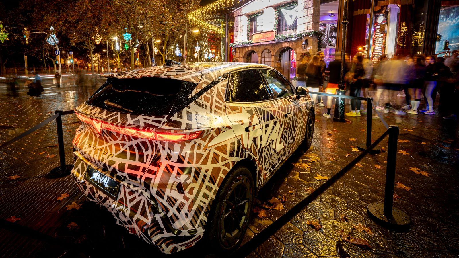 Por el momento, el CUPRA Raval solo se ha mostrado en público con camuflaje, aunque pronto podremos publicar las primeras impresiones que dejan las unidades de preproducción.