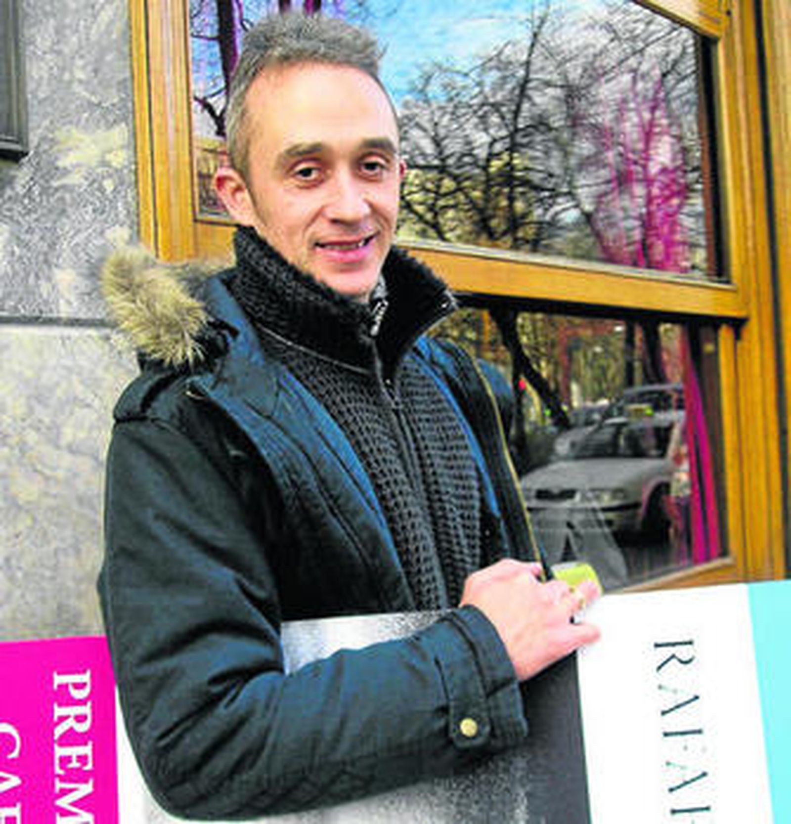 El escritor Rafael Balanzá posa con una imagen ampliada de la portada de su libro.