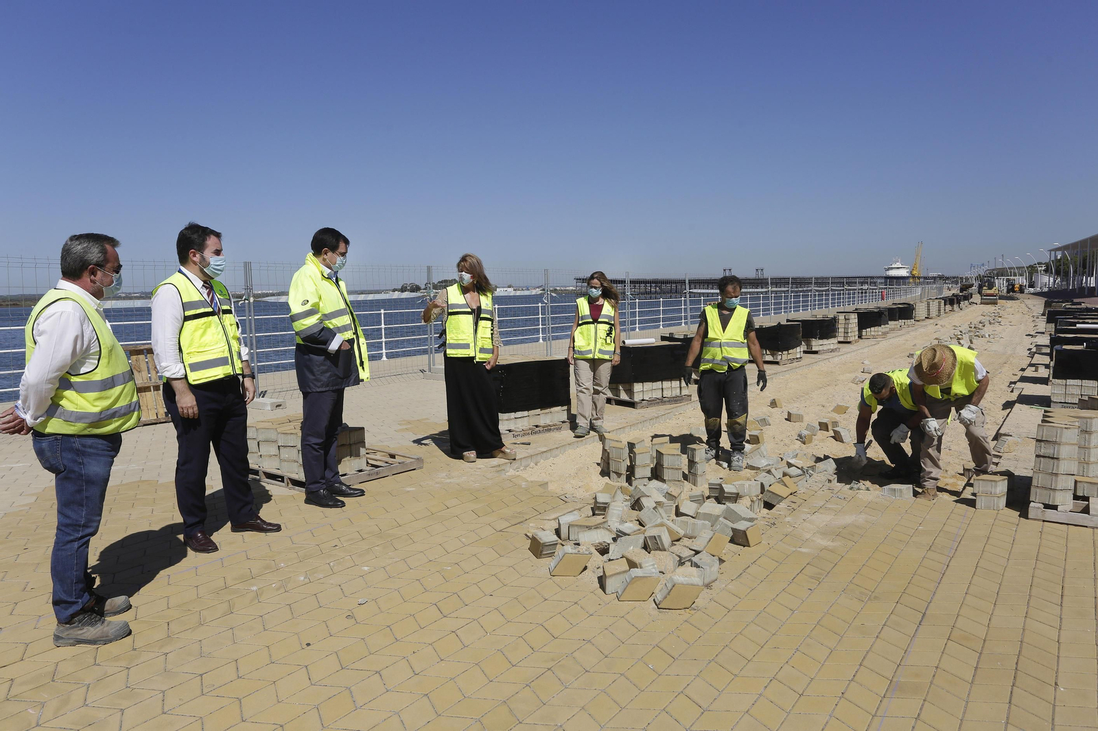 Pilar Miranda junto con los responsables de obras del Puerto visitan las obras del Paseo de la Ría.