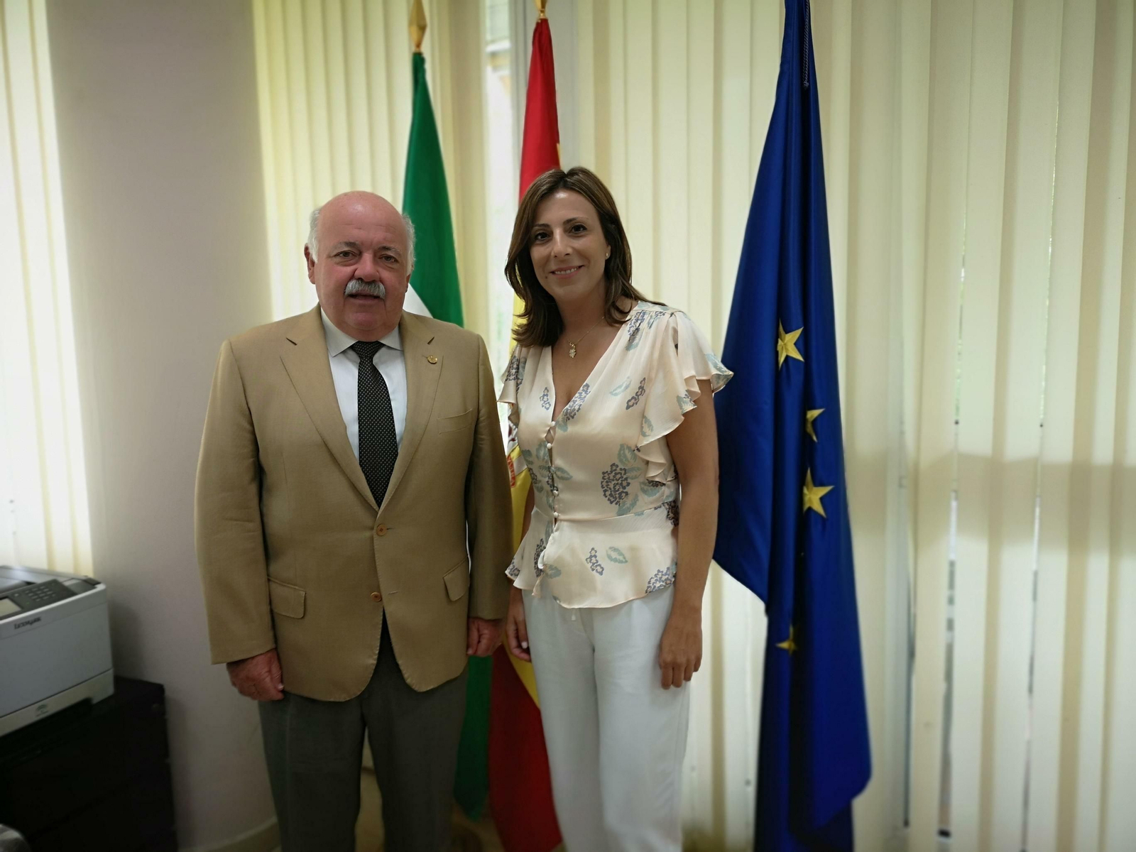 El consejero de Salud junto a la alcaldesa de Ronda.