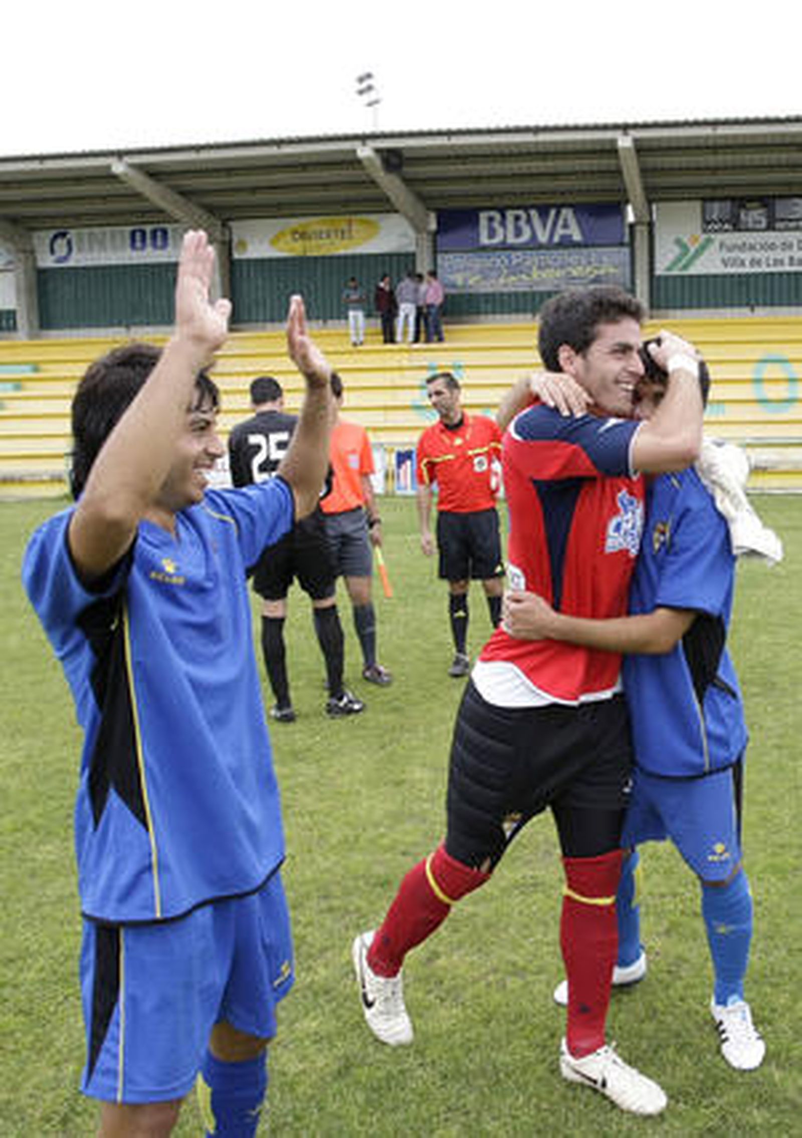 El filial amarillo, que acaba con diez jugadores, se impone con sufrimientos a Los Barrios y logra la permanencia./Fotos:Erasmo Fenoy

Foto: Erasmo Fenoy