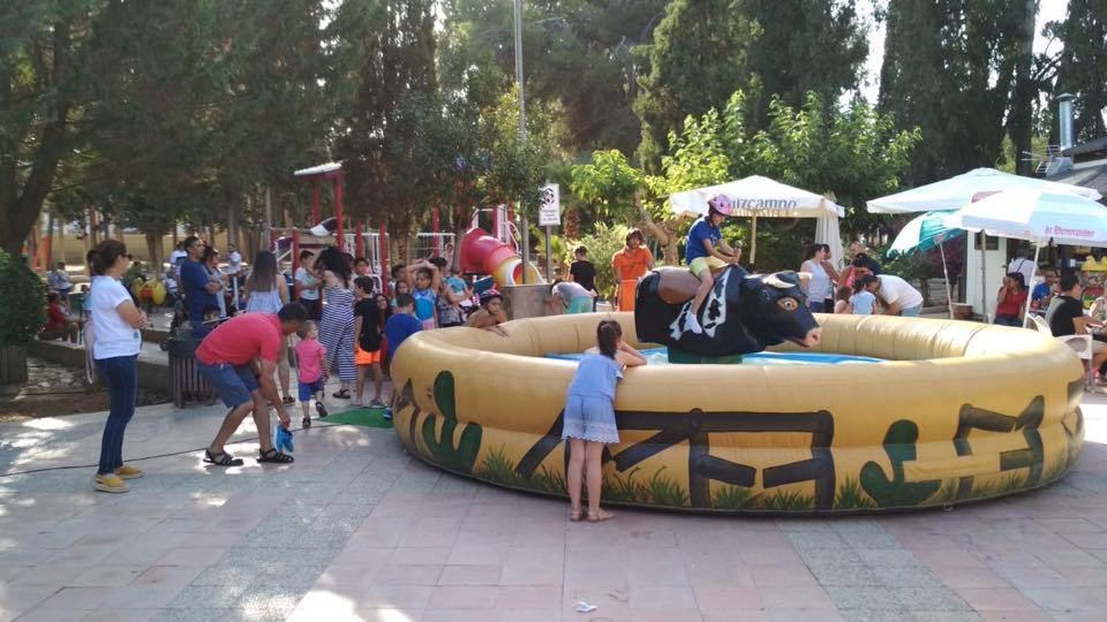 Un toro mecánico, entre los hinchables.