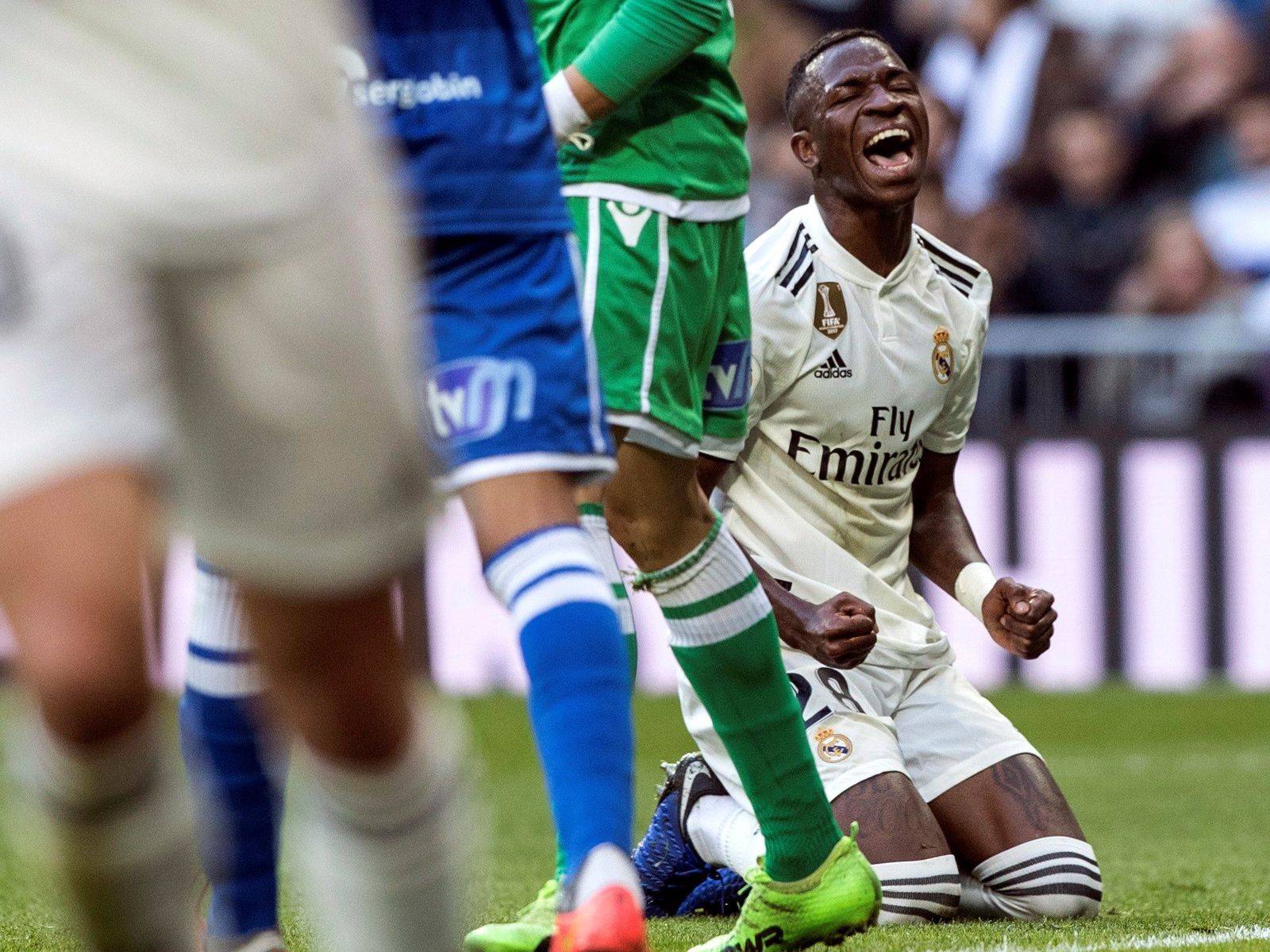 Vinícius se lamenta arrodillado en el césped.