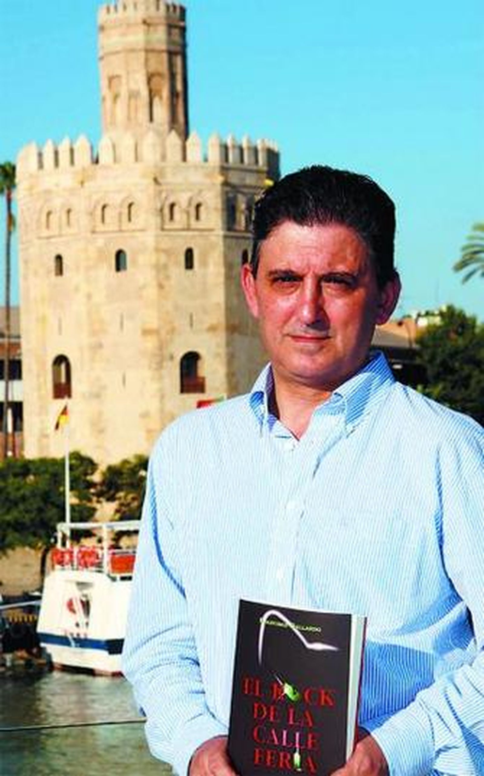 Francisco Gallardo, con su libro.