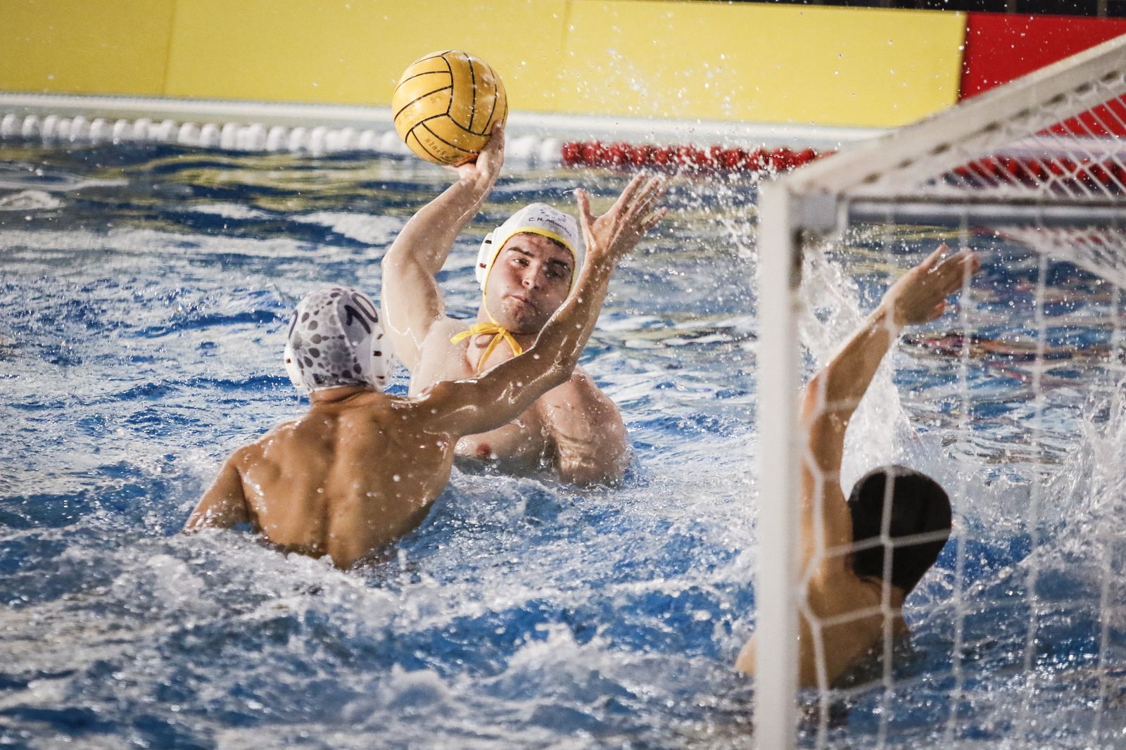 Momento del encuentro entre el CN Alhambra y el Waterpolo Jerez.