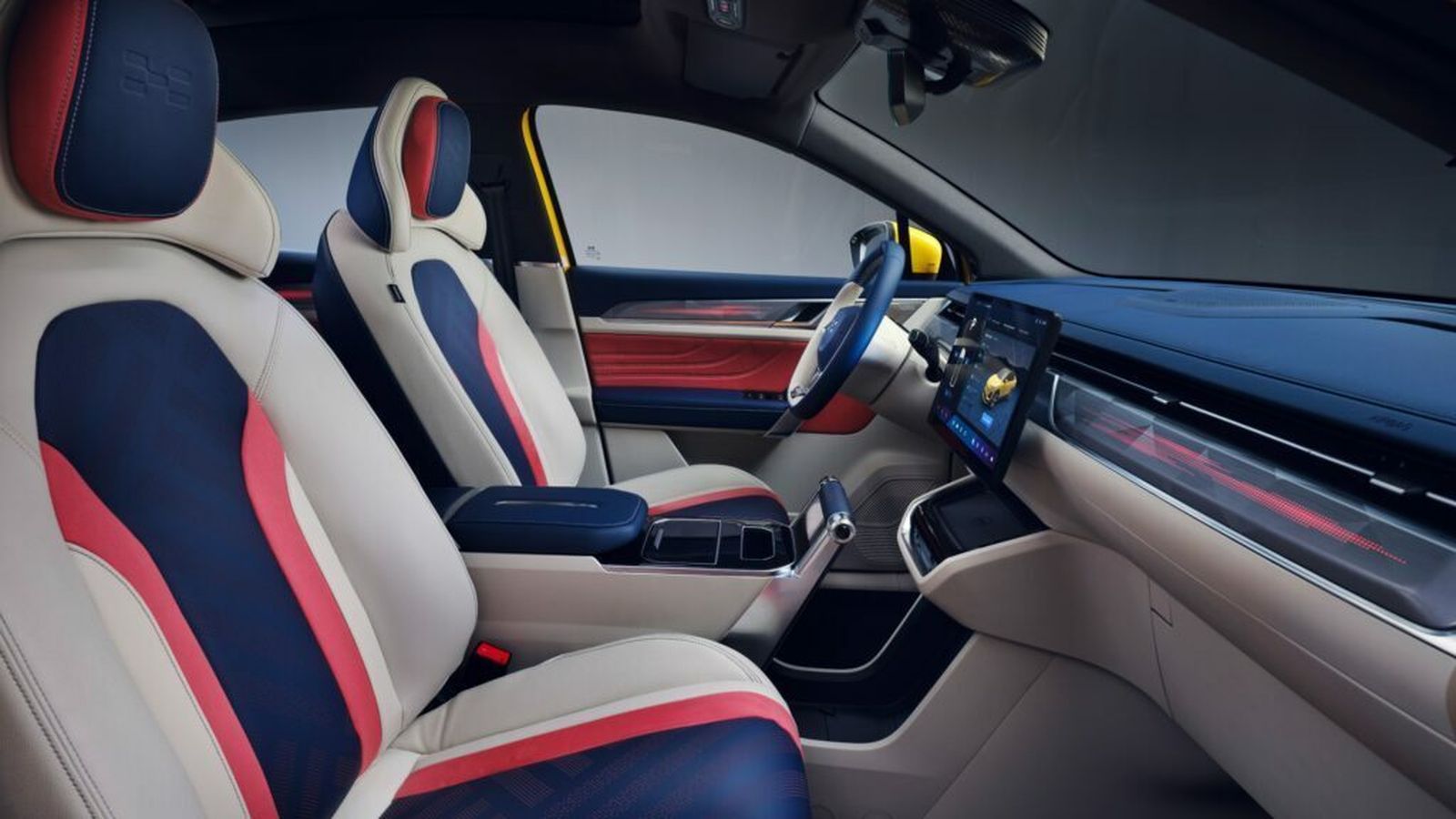 La tapicería es más colorista que la del U5: el U6 pretende ser un coche más desenfadado que su hermano pequeño.