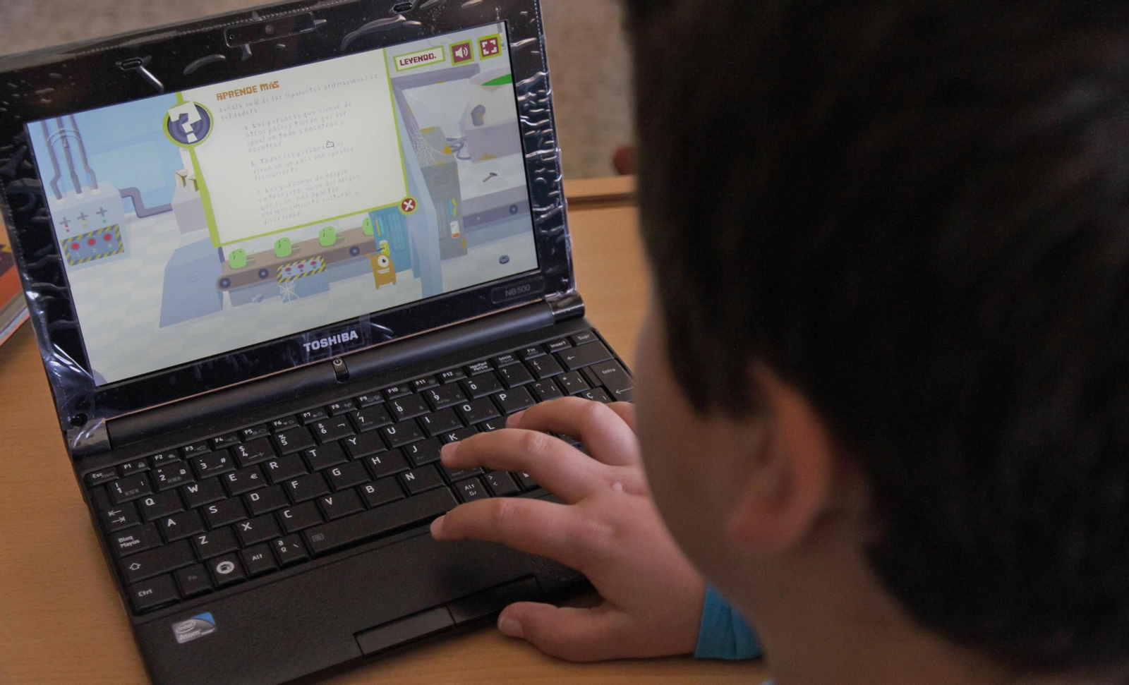 Un niño manejando un ordenador.