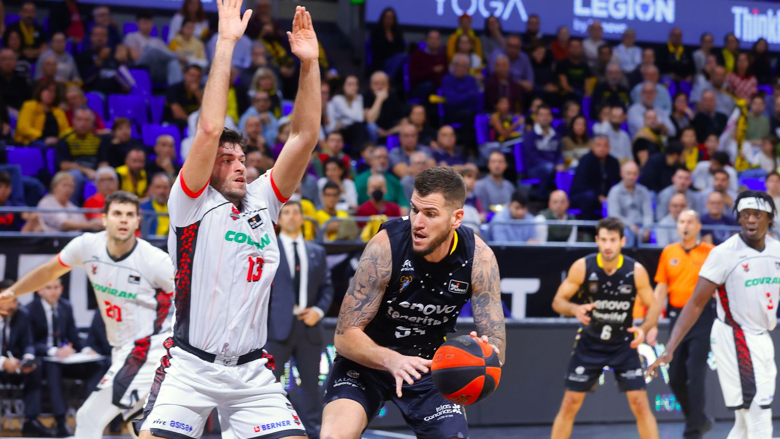 Ramón Vilà trata de frenar a Fran Guerra.